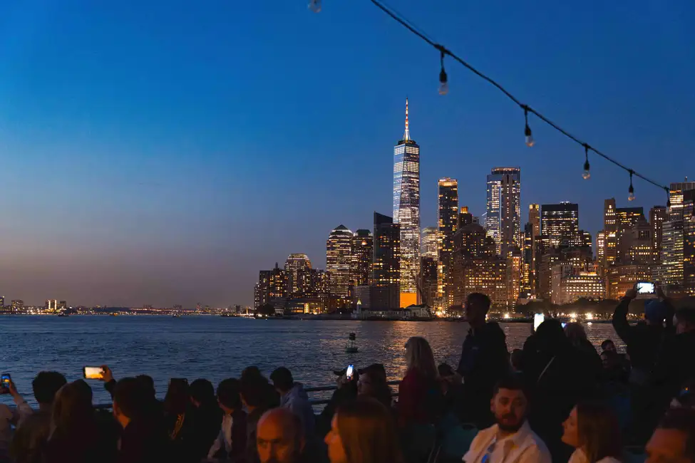 NYC: Circle Line 2-stündige Hafenlichter-Kreuzfahrt ohne Anstehen am Ticketschalter